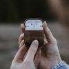 oakywood-airpods-case-walnut-ambiance-1