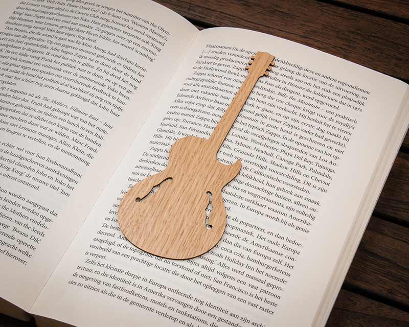 guitare instrument de musique marque-page bois chêne dans livre
